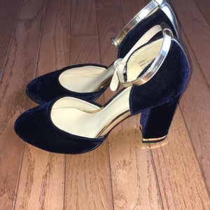 NWT Expression velour shoes size 7